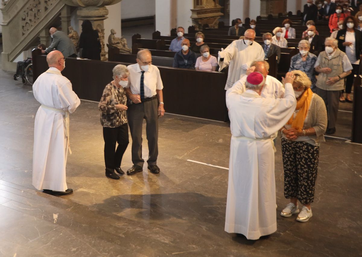 Bischof em. Dr. Friedhelm Hofmann feierte am Freitagnachmittag, 25. Juni, einen Dankgottesdienst mit Ehepaaren, die seit 50, 60 oder 65 Jahren verheiratet sind. Anschließend spendeten der Bischof sowie weitere Priester und Diakone den Jubilaren mit Abstand den Segen.