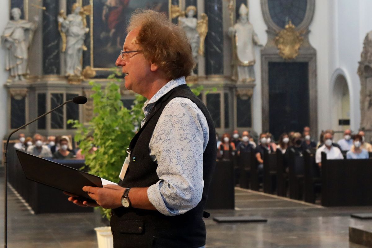 2721/0649 Dankgottesdienst für Ehejubilare mit Bischof Jung am Freitagabend, 2. Juli_28551 Mit rund 120 Ehepaaren aus der ganzen Diözese, die 2020 oder 2021 ihr silbernes Ehejubiläum feiern, hat Bischof Dr. Franz Jung am Freitagabend, 2. Juli, einen Gottesdienst im Würzburger Kiliansdom gefeiert.