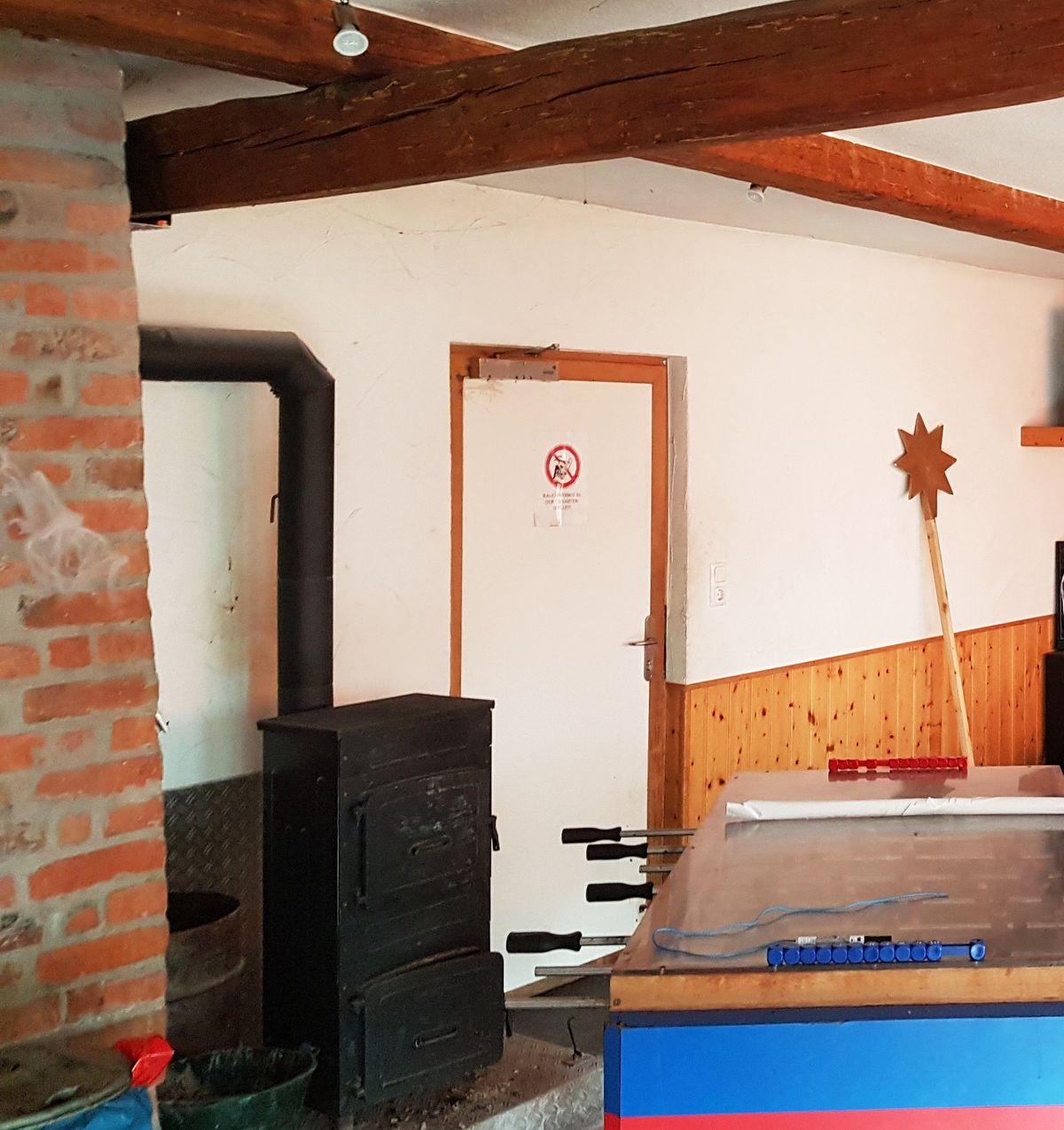 Bislang werden die Räume der Katholischen Landjugendbewegung im Obergeschoss des Pfarrheims mit einem Holzofen geheizt. Das ist auch aus Brandschutzsicht bedenklich. Bislang werden die Räume der Katholischen Landjugendbewegung im Obergeschoss des Pfarrheims mit einem Holzofen geheizt. Das ist auch aus Brandschutzsicht bedenklich.