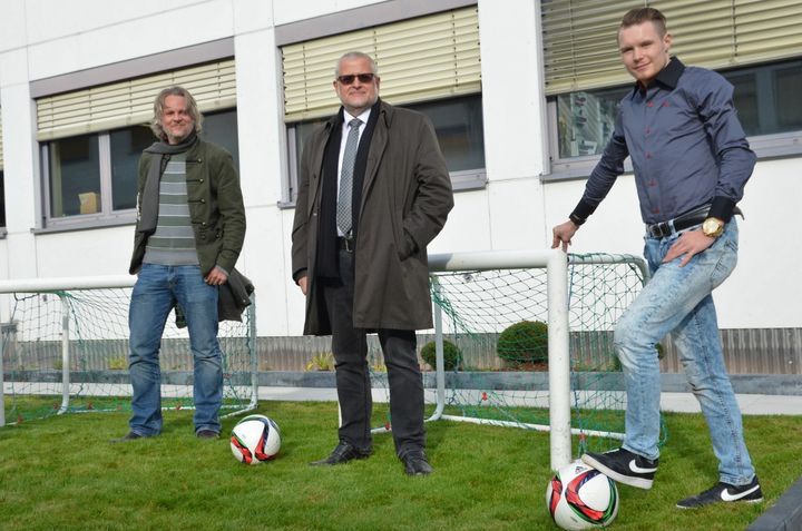 Freuen sich über den Unterfränkischen Inklusionspreis (von links):  BBW-Betreuer Stephan Schauderna, Direktor Andreas Halbig und ehemaliger BBW-Teilnehmer Christian Friebel .