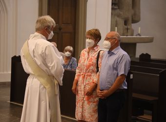 Mit rund 100 Ehepaaren aus der ganzen Diözese hat Bischof Dr. Franz Jung am Montagabend, 28. Juni, einen Gottesdienst im Würzburger Kiliansdom gefeiert. Eingeladen waren Ehejubilare, die in den Jahren 2020 und 2021 ihr silbernes Ehejubiläum feiern. Nach dem Gottesdienst ließen sich die Ehepartner von Bischof Jung und weiteren Priestern und Diakonen mit Abstand segnen.