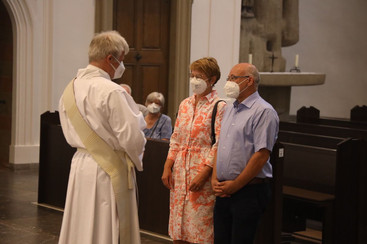 2621/0619 Ehejubilare Bischof 28. Juni Abend_27967 Mit rund 100 Ehepaaren aus der ganzen Diözese hat Bischof Dr. Franz Jung am Montagabend, 28. Juni, einen Gottesdienst im Würzburger Kiliansdom gefeiert. Eingeladen waren Ehejubilare, die in den Jahren 2020 und 2021 ihr silbernes Ehejubiläum feiern. Nach dem Gottesdienst ließen sich die Ehepartner von Bischof Jung und weiteren Priestern und Diakonen mit Abstand segnen.