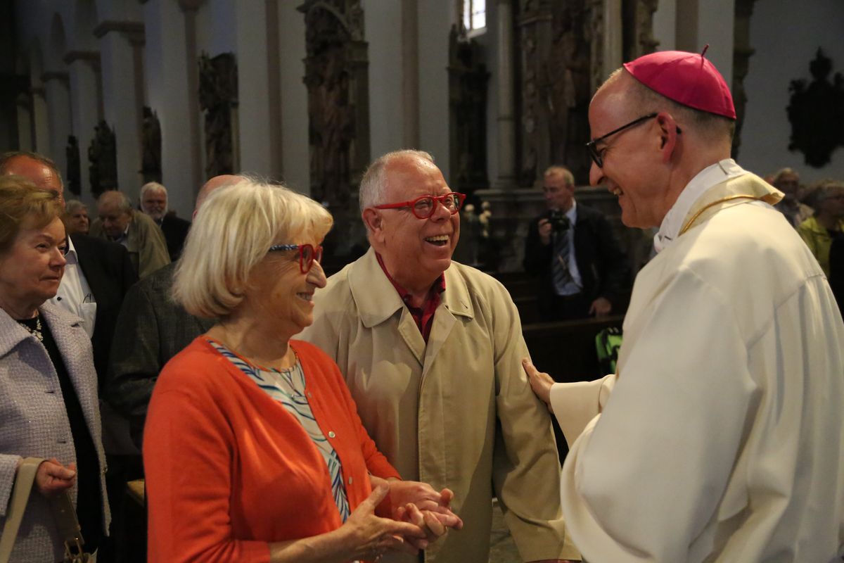 Bischof Dr. Franz Jung hat am Donnerstagnachmittag, 4. Juli, mit etwa 320 Paaren im Kiliansdom ihr goldenes oder diamantenes Ehejubiläum gefeiert.