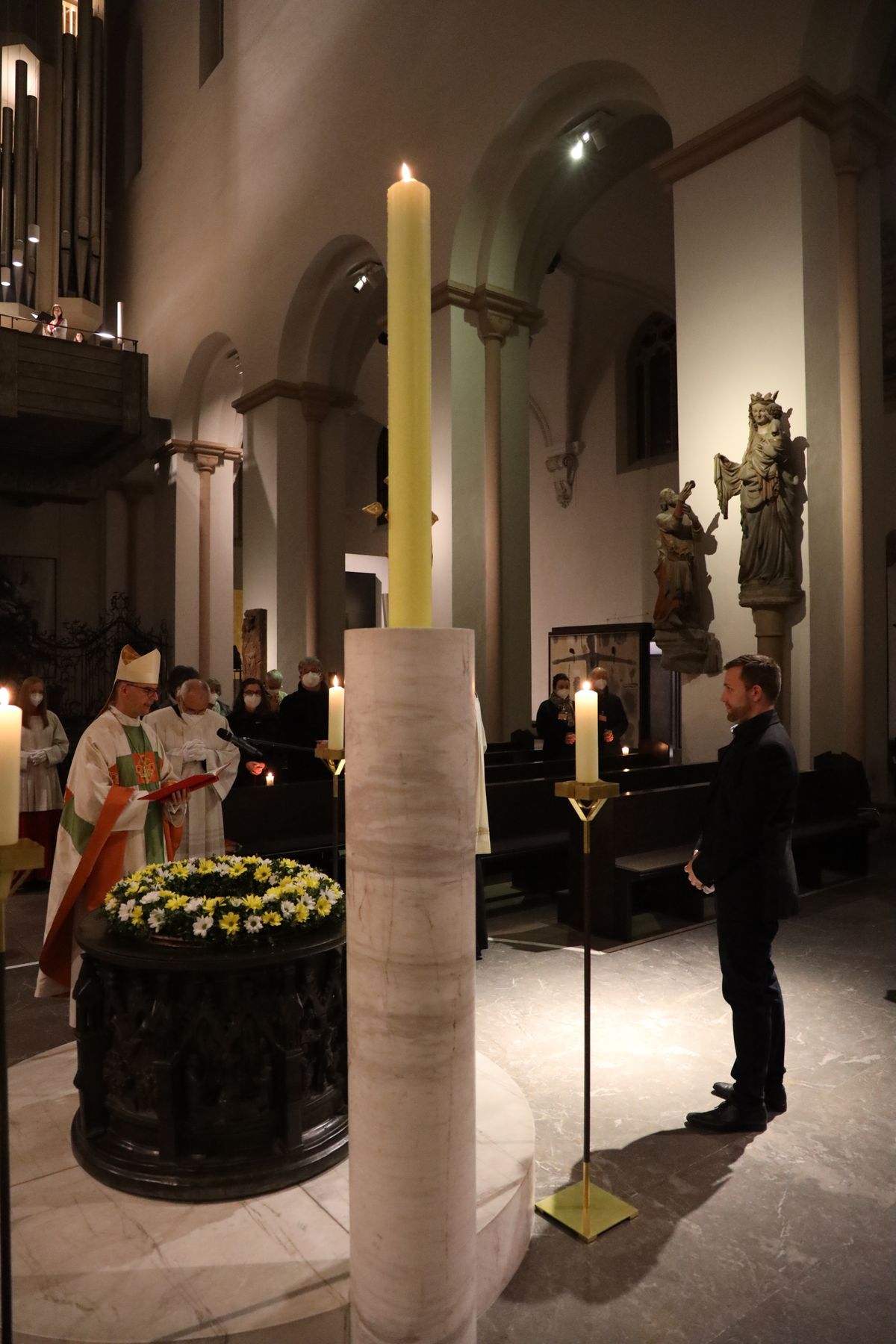 Bischof Dr. Franz Jung feiert am Samstagabend, 3. April, im Würzburger Kiliansdom die Osternacht, die "Mutter aller Vigilien".  