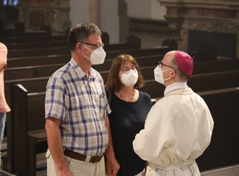 Mit rund 100 Ehepaaren aus der ganzen Diözese hat Bischof Dr. Franz Jung am Montagabend, 28. Juni, einen Gottesdienst im Würzburger Kiliansdom gefeiert. Eingeladen waren Ehejubilare, die in den Jahren 2020 und 2021 ihr silbernes Ehejubiläum feiern. Nach dem Gottesdienst ließen sich die Ehepartner von Bischof Jung und weiteren Priestern und Diakonen mit Abstand segnen.