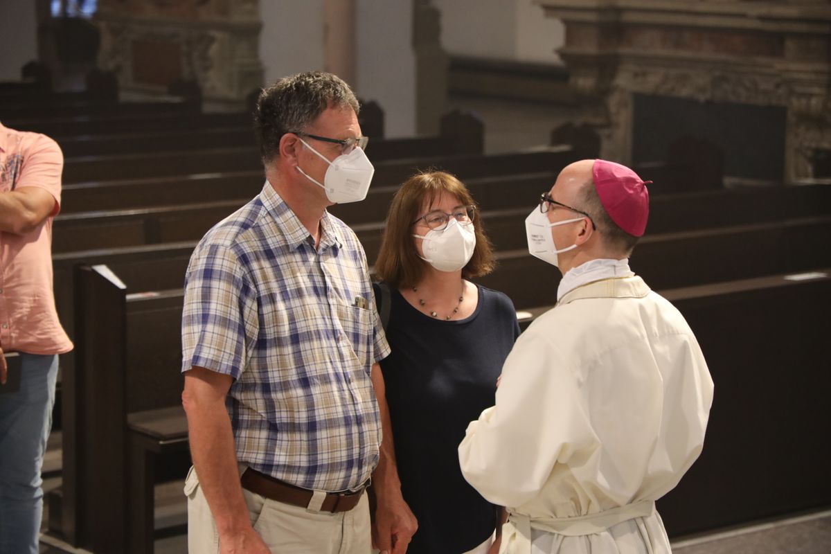 2621/0619 Ehejubilare Bischof 28. Juni Abend_27973 Mit rund 100 Ehepaaren aus der ganzen Diözese hat Bischof Dr. Franz Jung am Montagabend, 28. Juni, einen Gottesdienst im Würzburger Kiliansdom gefeiert. Eingeladen waren Ehejubilare, die in den Jahren 2020 und 2021 ihr silbernes Ehejubiläum feiern. Nach dem Gottesdienst ließen sich die Ehepartner von Bischof Jung und weiteren Priestern und Diakonen mit Abstand segnen.