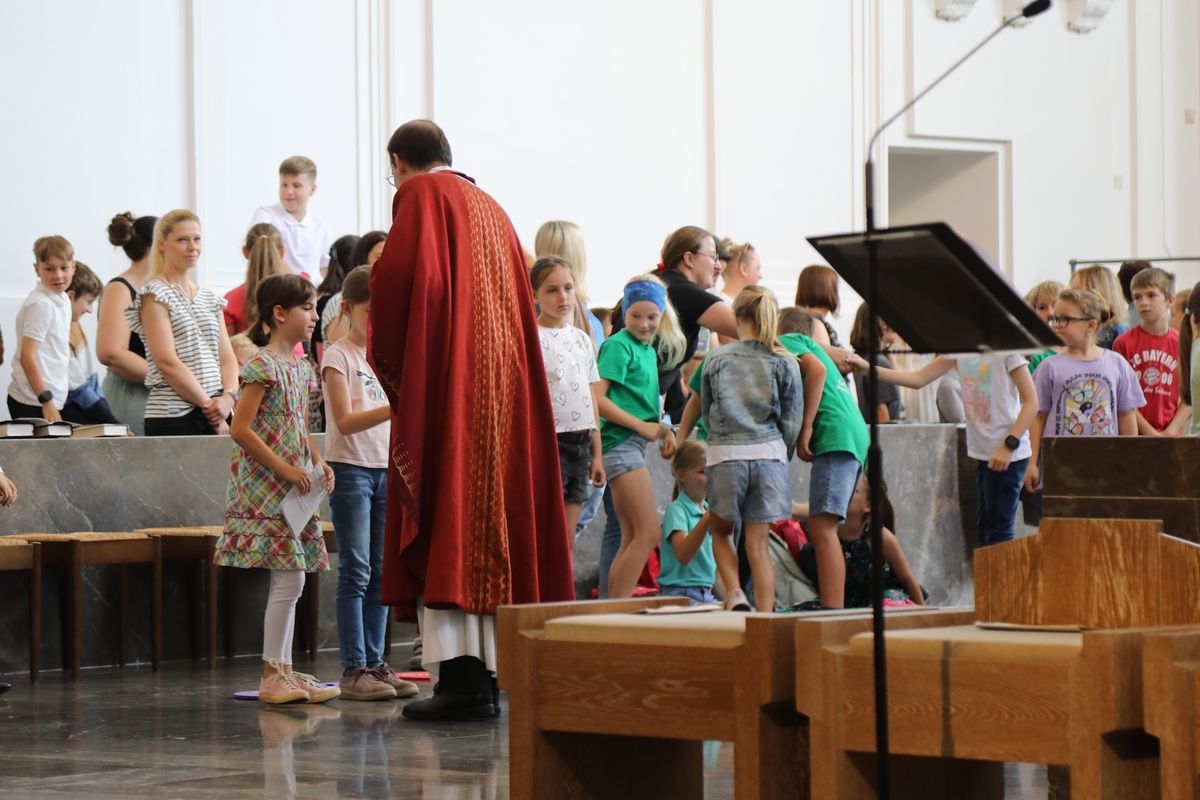 Mit rund 1300 Kommunionkindern und ihren Begleitern hat Weihbischof Paul Reder am Montag, 8. Juli, einen Gottesdienst im Kiliansdom gefeiert.