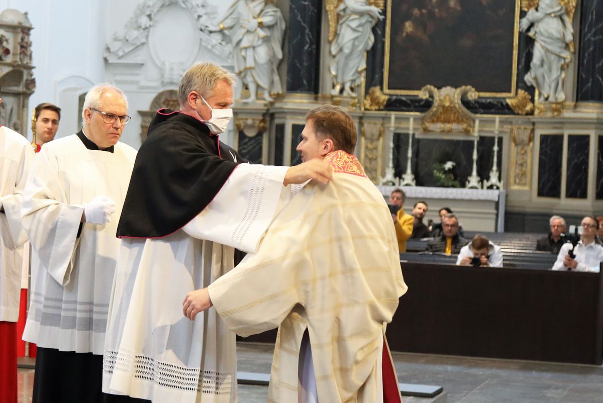 Bei einem Pontifikalgottesdienst am Samstag, 17. Oktober, hat Weihbischof Ulrich Boom im Würzburger Kiliansdom Uwe Becker zum Ständigen Diakon geweiht.