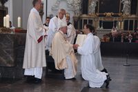 Bei der Diakonenweihe verspricht Paul Reder Bischof Dr. Friedhelm Hofmann und seinen Nachfolgern Gehorsam. Bei der Diakonenweihe verspricht Paul Reder Bischof Dr. Friedhelm Hofmann und seinen Nachfolgern Gehorsam.