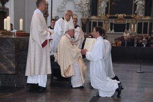 Bei der Diakonenweihe verspricht Paul Reder Bischof Dr. Friedhelm Hofmann und seinen Nachfolgern Gehorsam. Bei der Diakonenweihe verspricht Paul Reder Bischof Dr. Friedhelm Hofmann und seinen Nachfolgern Gehorsam.
