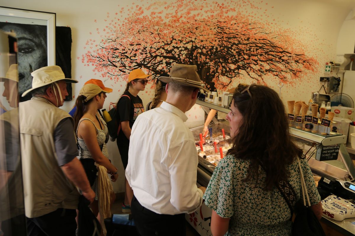 Jeder Ministrant und jede Ministrantin darf sich beim Eis-Ausflug mit Bischof Dr. Franz Jung zwei Kugeln aussuchen. In Rom hat es gerade etwa 36 Grad. Jeder Ministrant und jede Ministrantin darf sich beim Eis-Ausflug mit Bischof Dr. Franz Jung zwei Kugeln aussuchen. In Rom hat es gerade etwa 36 Grad.