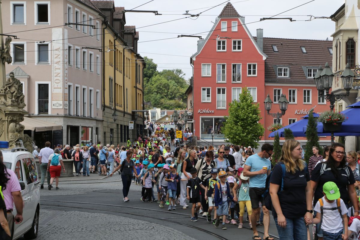 Rund 900 Kindergartenkinder haben am Freitag, 11. Juli, einen Gottesdienst mit Bischof Dr. Franz Jung in der Kirche Sankt Burkard gefeiert. Im Anschluss zogen sie über die Alte Mainbrücke in den Kiliansdom. 