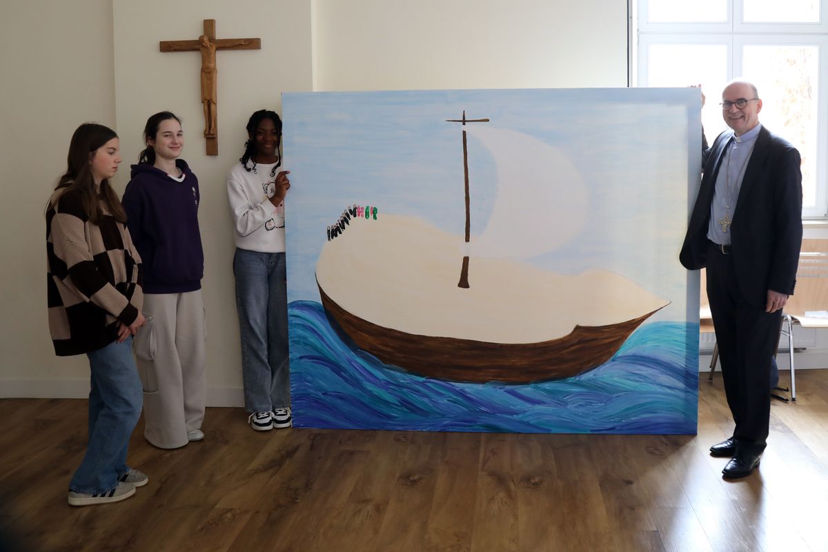 1525/0353 Bischof Jung besucht Sankt-Ursula-Schule_57005