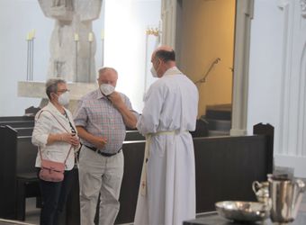 Bischof em. Dr. Friedhelm Hofmann feierte am Freitagnachmittag, 25. Juni, einen Dankgottesdienst mit Ehepaaren, die seit 50, 60 oder 65 Jahren verheiratet sind. Anschließend spendeten der Bischof sowie weitere Priester und Diakone den Jubilaren mit Abstand den Segen.