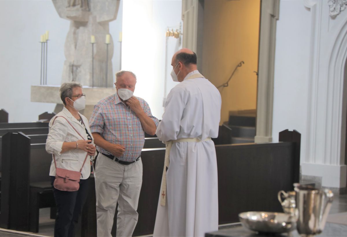 Bischof em. Dr. Friedhelm Hofmann feierte am Freitagnachmittag, 25. Juni, einen Dankgottesdienst mit Ehepaaren, die seit 50, 60 oder 65 Jahren verheiratet sind. Anschließend spendeten der Bischof sowie weitere Priester und Diakone den Jubilaren mit Abstand den Segen.