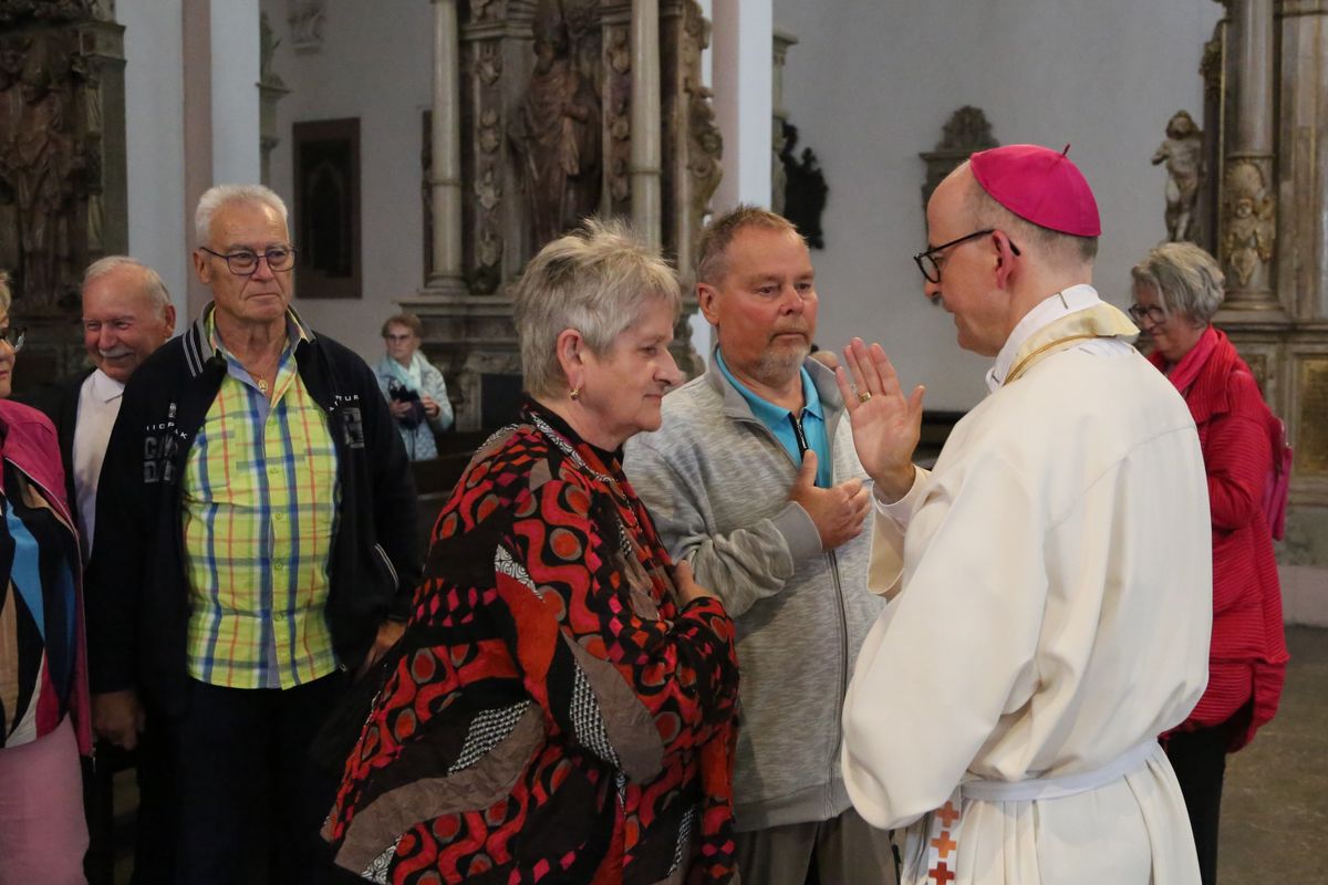 Bischof Dr. Franz Jung hat am Donnerstagnachmittag, 4. Juli, mit etwa 320 Paaren im Kiliansdom ihr goldenes oder diamantenes Ehejubiläum gefeiert.