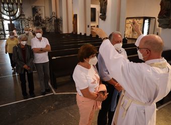 Mit rund 110 Ehepaaren aus der ganzen Diözese hat Weihbischof Ulrich Boom am Mittwochnachmittag, 23. Juni, einen Pontifikalgottesdienst gefeiert. Eingeladen waren Ehejubilare, die in den Jahren 2020 und 2021 auf 50, 60 oder 65 gemeinsame Jahre zurückblicken.
