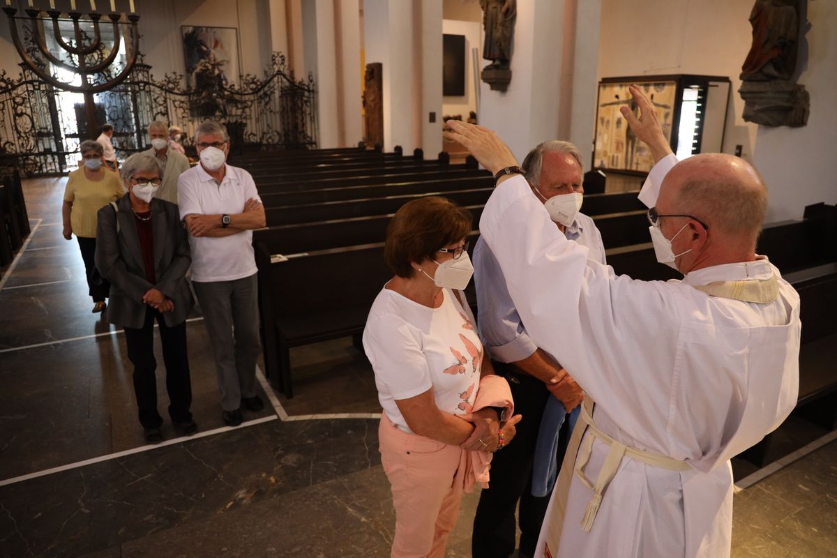 Mit rund 110 Ehepaaren aus der ganzen Diözese hat Weihbischof Ulrich Boom am Mittwochnachmittag, 23. Juni, einen Pontifikalgottesdienst gefeiert. Eingeladen waren Ehejubilare, die in den Jahren 2020 und 2021 auf 50, 60 oder 65 gemeinsame Jahre zurückblicken.