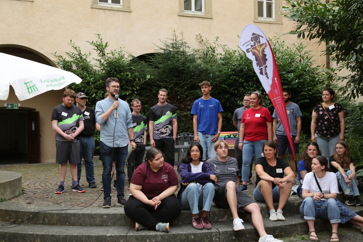 Am Tag der Jugend hat Weihbischof Paul Reder im Anschluss an ein buntes Workshop-Programm einen Kiliani-Gottesdienst mit den Jugendlichen im Kilianeum in Würzburg gefeiert.