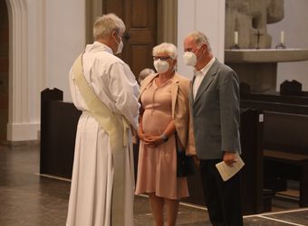 Mit rund 100 Ehepaaren aus der ganzen Diözese hat Bischof Dr. Franz Jung am Montagabend, 28. Juni, einen Gottesdienst im Würzburger Kiliansdom gefeiert. Eingeladen waren Ehejubilare, die in den Jahren 2020 und 2021 ihr silbernes Ehejubiläum feiern. Nach dem Gottesdienst ließen sich die Ehepartner von Bischof Jung und weiteren Priestern und Diakonen mit Abstand segnen.