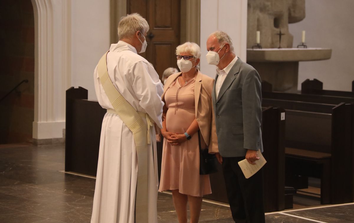 2621/0619 Ehejubilare Bischof 28. Juni Abend_27959 Mit rund 100 Ehepaaren aus der ganzen Diözese hat Bischof Dr. Franz Jung am Montagabend, 28. Juni, einen Gottesdienst im Würzburger Kiliansdom gefeiert. Eingeladen waren Ehejubilare, die in den Jahren 2020 und 2021 ihr silbernes Ehejubiläum feiern. Nach dem Gottesdienst ließen sich die Ehepartner von Bischof Jung und weiteren Priestern und Diakonen mit Abstand segnen.