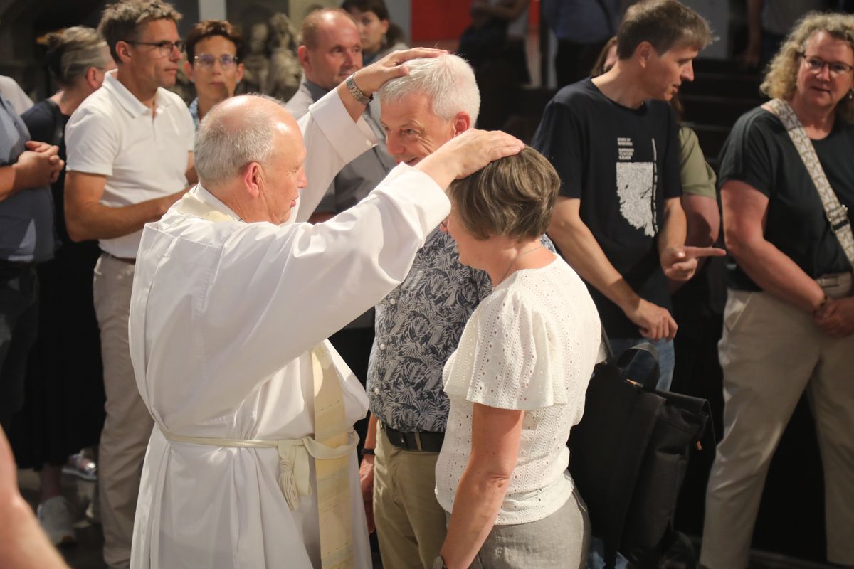 Mit rund 1000 Eheleuten, die in diesem Jahr Silberhochzeit haben, feierte Bischof Dr. Franz Jung am Freitagabend, 4. Juli 2025, einen Pontifikalgottesdienst im Kiliansdom. Im Anschluss erteilten er, Weihbischof Paul Reder sowie weitere Seelsorgerinnen und Seelsorger den Paaren einzeln den Segen.