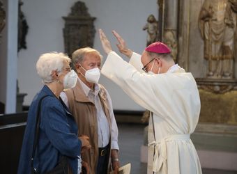 Bischof Dr. Franz Jung segnete nach dem Gottesdienst die Ehejubilare.