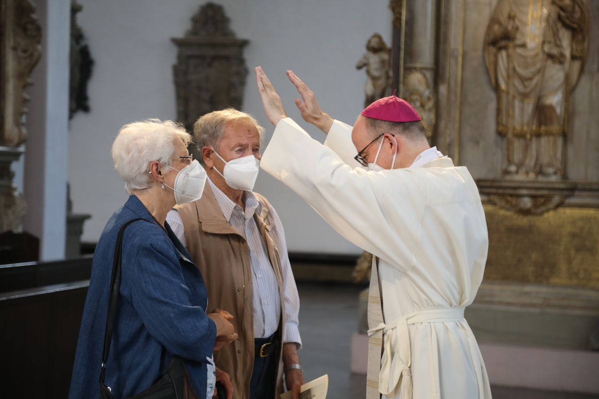 2721/0630_Ehejubilare mit Bischof Franz Jung_28216 Bischof Dr. Franz Jung segnete nach dem Gottesdienst die Ehejubilare.