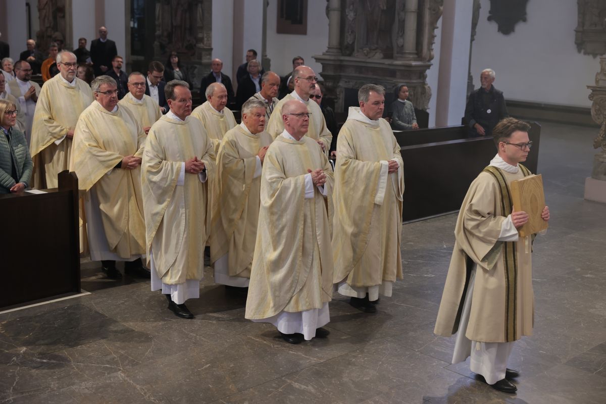 Bischof Dr. Franz Jung hat am Mittwochabend, 16. April, bei der Chrisammesse im Würzburger Kiliansdom die Heiligen Öle für das ganze Bistum geweiht.  Bischof Dr. Franz Jung hat am Mittwochabend, 16. April, bei der Chrisammesse im Würzburger Kiliansdom die Heiligen Öle für das ganze Bistum geweiht.