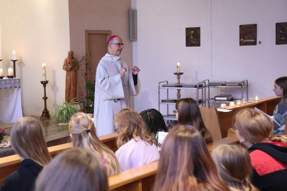 Mit den Schülerinnen feierte Bischof Dr. Franz Jung eine Morgenandacht in der Schulkapelle.  Mit den Schülerinnen feierte Bischof Dr. Franz Jung eine Morgenandacht in der Schulkapelle.