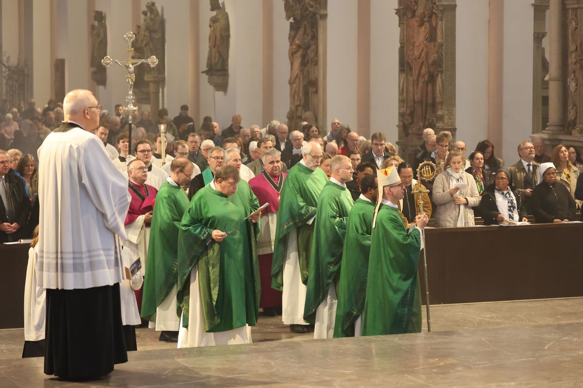 Mit einem Pontifikalgottesdienst im Kiliansdom und einem Festakt in Burkardushaus ist am Sonntag, 27. Oktober, in Würzburg der bundesweite Abschluss des Monats der Weltmission begangen worden. Beispielland war in diesem Jahr Papua-Neuguinea.
