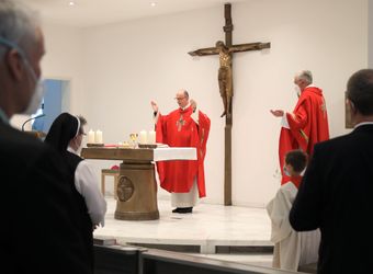 Bischof Dr. Franz Jung feiert am Freitagnachmittag, 9. Juli 2021, eine Kiliani-Pontifikalmesse in der Kapelle des Krankenhauses Sankt Josef in Schweinfurt.