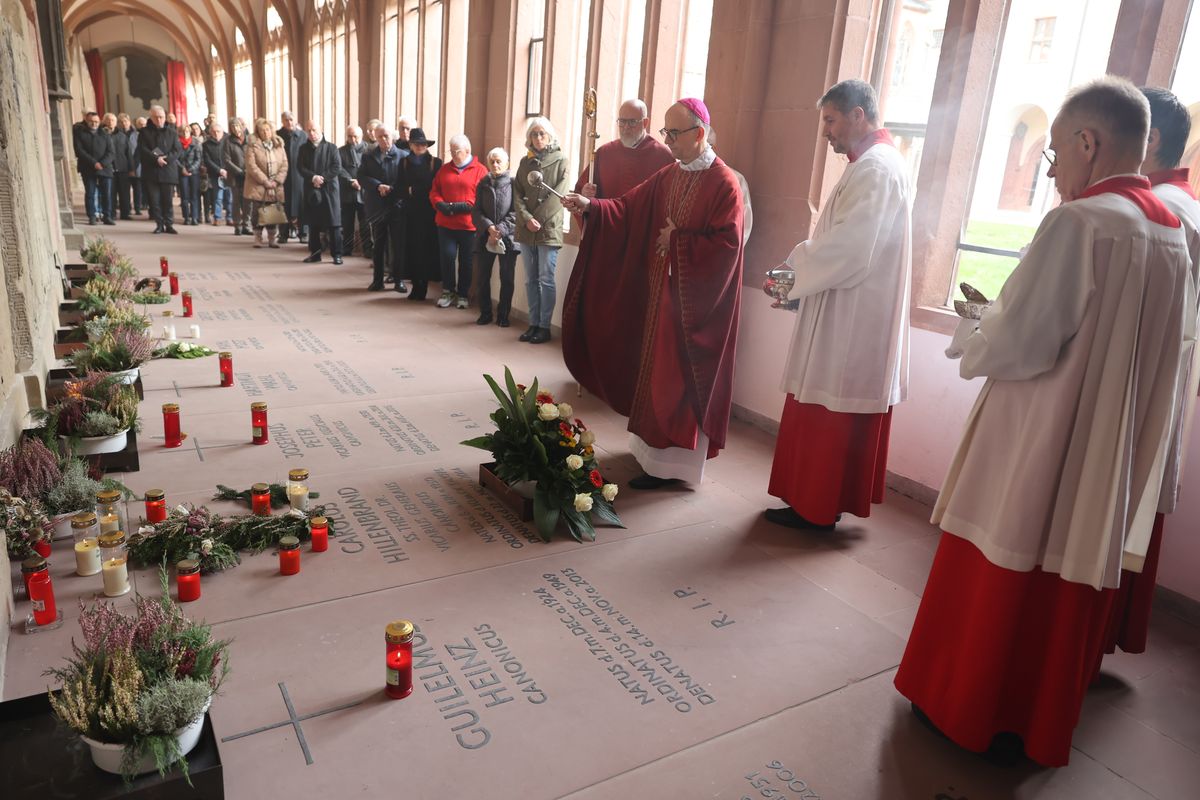 Einen Gottesdienst zum Gedenken an Generalvikar Dr. Karl Hillenbrand und Weihbischof em. Alfons Kempf hat Bischof Dr. Franz Jung am Freitag, 22. November, gefeiert. Anschließend segnete er die Gräber der beiden im Domkreuzgang und der Sepultur. Einen Gottesdienst zum Gedenken an Generalvikar Dr. Karl Hillenbrand und Weihbischof em. Alfons Kempf hat Bischof Dr. Franz Jung am Freitag, 22. November, gefeiert. Anschließend segnete er die Gräber der beiden im Domkreuzgang und der Sepultur.