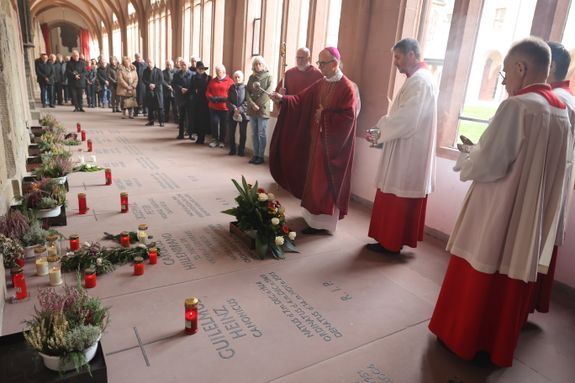Einen Gottesdienst zum Gedenken an Generalvikar Dr. Karl Hillenbrand und Weihbischof em. Alfons Kempf hat Bischof Dr. Franz Jung am Freitag, 22. November, gefeiert. Anschließend segnete er die Gräber der beiden im Domkreuzgang und der Sepultur. Einen Gottesdienst zum Gedenken an Generalvikar Dr. Karl Hillenbrand und Weihbischof em. Alfons Kempf hat Bischof Dr. Franz Jung am Freitag, 22. November, gefeiert. Anschließend segnete er die Gräber der beiden im Domkreuzgang und der Sepultur.