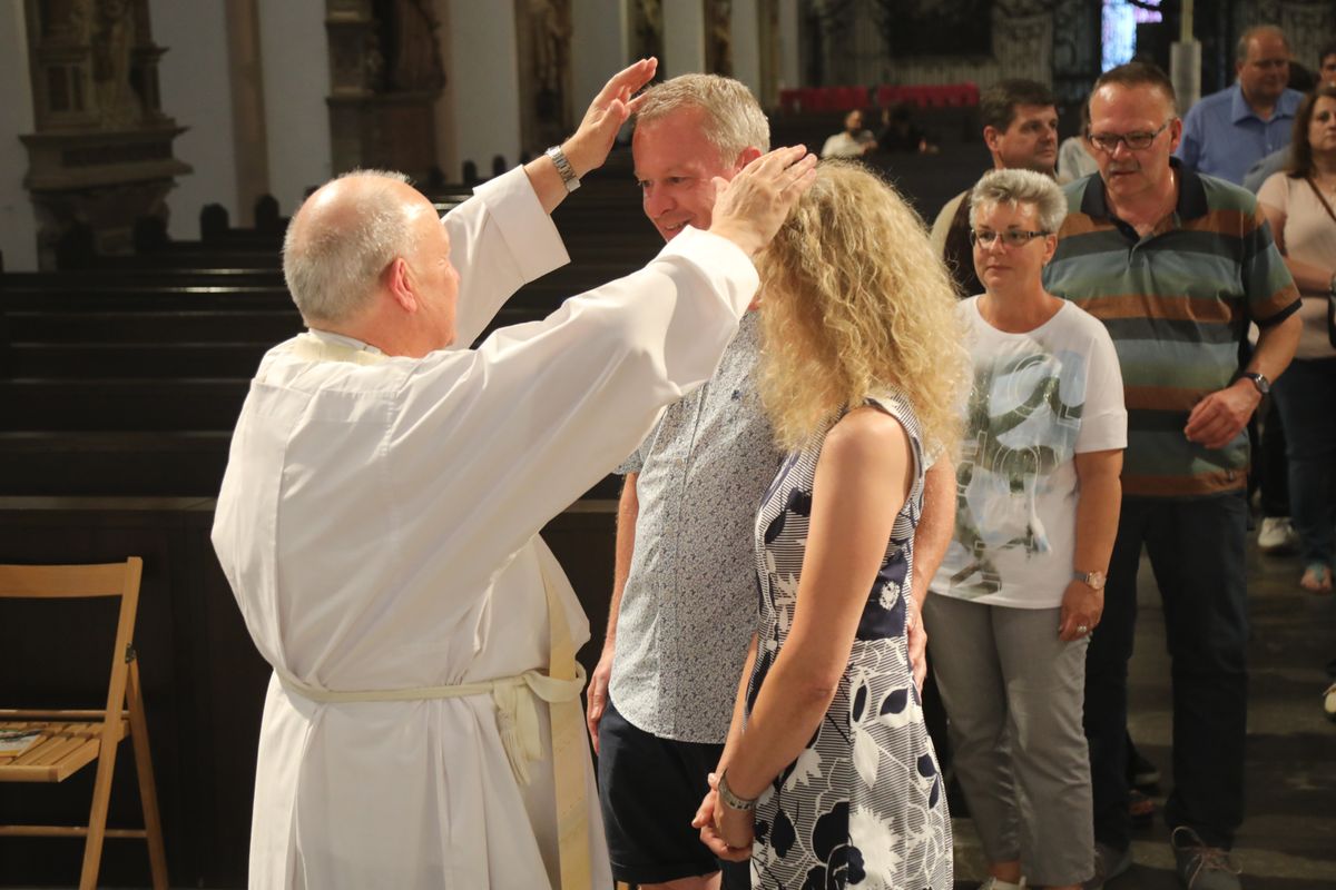 Mit rund 1000 Eheleuten, die in diesem Jahr Silberhochzeit haben, feierte Bischof Dr. Franz Jung am Freitagabend, 4. Juli 2025, einen Pontifikalgottesdienst im Kiliansdom. Im Anschluss erteilten er, Weihbischof Paul Reder sowie weitere Seelsorgerinnen und Seelsorger den Paaren einzeln den Segen.