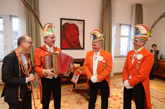 Das Würzburger Prinzenpaar Robert II. und Britta I. sowie Vertreter der ersten Karnevalsgeselllschaft Elferrat Würzburg haben Bischof Dr. Franz Jung am Dienstag, 4. Februar, im Bischofshaus besucht. Das Würzburger Prinzenpaar Robert II. und Britta I. sowie Vertreter der ersten Karnevalsgeselllschaft Elferrat Würzburg haben Bischof Dr. Franz Jung am Dienstag, 4. Februar, im Bischofshaus besucht.