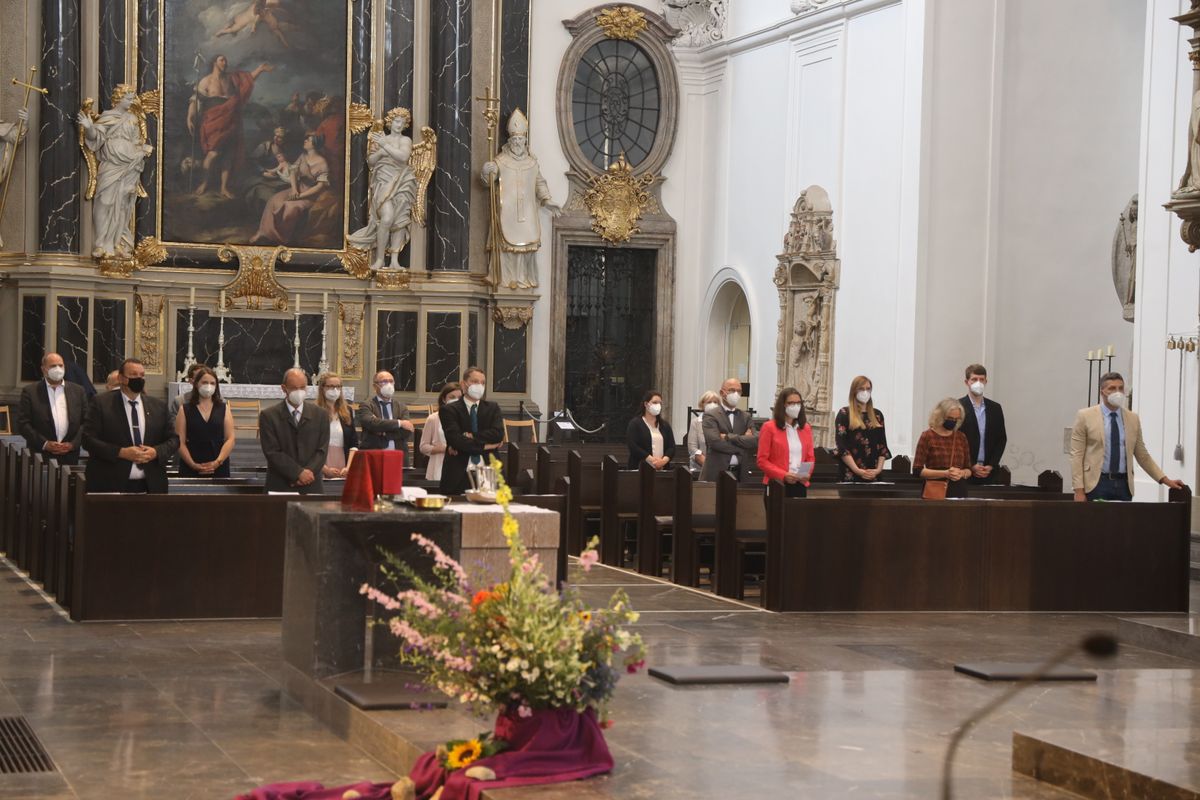 Weihbischof Ulrich Boom hat im Auftrag von Bischof Dr. Franz Jung 33 Frauen und sieben Männern am Freitagabend, 9. Juli, im Kiliansdom die Missio canonica verliehen.