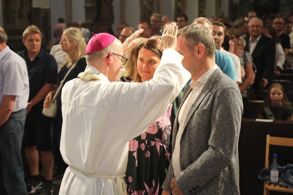 Mit rund 1000 Eheleuten, die in diesem Jahr Silberhochzeit haben, feierte Bischof Dr. Franz Jung am Freitagabend, 4. Juli 2025, einen Pontifikalgottesdienst im Kiliansdom. Im Anschluss erteilten er, Weihbischof Paul Reder sowie weitere Seelsorgerinnen und Seelsorger den Paaren einzeln den Segen.