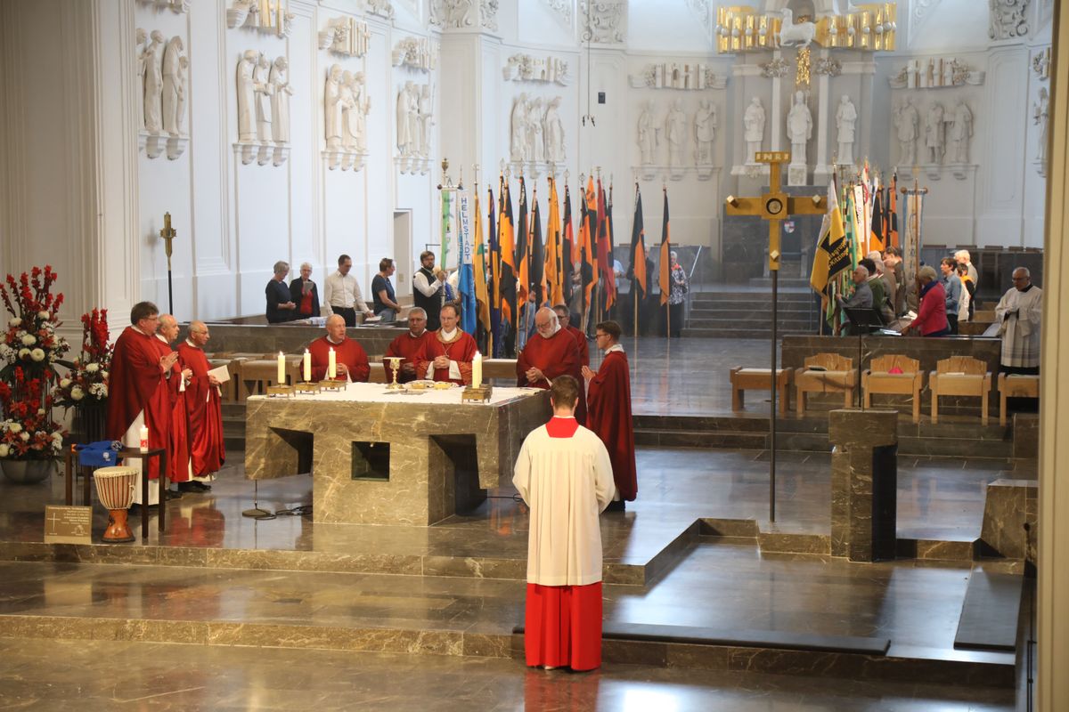 Weihbischof Paul Reder feierte am Dienstagabend, 8. Juli, einen Kiliani-Pontifikalgottesdienst mit den Katholischen Erwachsenenverbänden im Kiliansdom.
