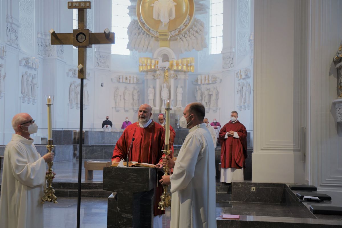 2821/0665 Pasti-Jubiläum_28733 Mit einem Kiliani-Pontifikalgottesdienst im Kiliansdom mit Bischof Dr. Franz Jung ist am Dienstagabend, 6. Juli, das 50. Jubiläum der Berufsgruppe der Pastoralreferentinnen und -referenten im Bistum Würzburg gefeiert worden.
