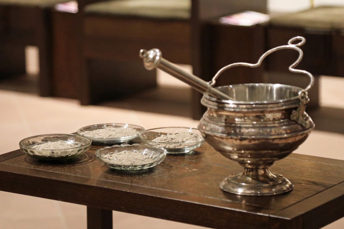 Bischof Dr. Franz Jung feierte zum Aschermittwoch der Künstler eine Wort-Gottes-Feier im Neumünster.