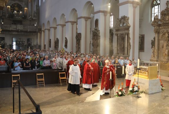 Bischof Dr. Franz Jung feierte am Donnerstag, 10. Juli 2025, einen Kiliani-Wallfahrtsgottesdienst mit Gläubigen aus der Region Würzburg. Eine Begegnung auf dem Kiliansplatz schloss sich an.