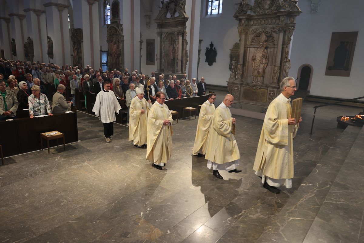 Mit mehr als 400 Ehepaaren, die seit 50, 60, 65 oder 70 Jahren verheiratet sind, hat Weihbischof em. Ulrich Boom am Donnerstagvormittag, 4. Juli, im Würzburger Kiliansdom einen Pontifikalgottesdienst gefeiert.