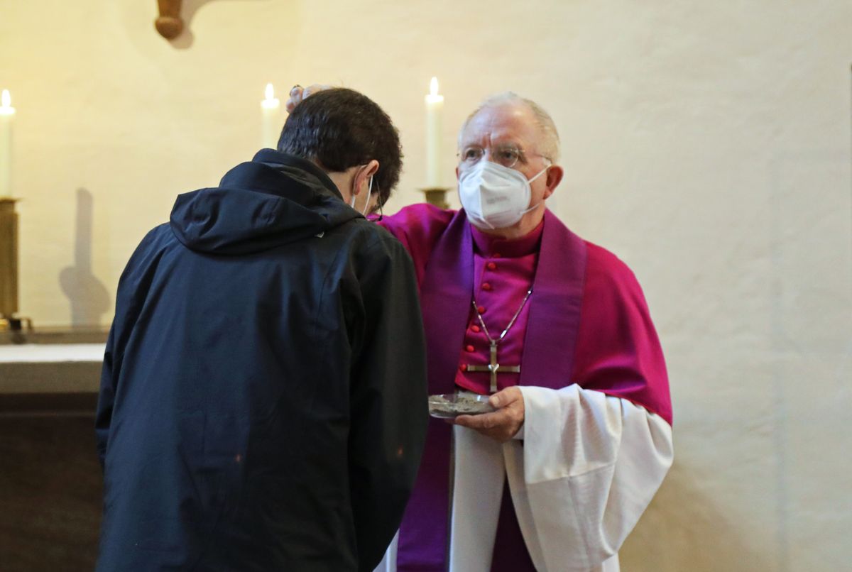Weihbischof Ulrich Boom beim Auflegen des Aschenkreuzes.