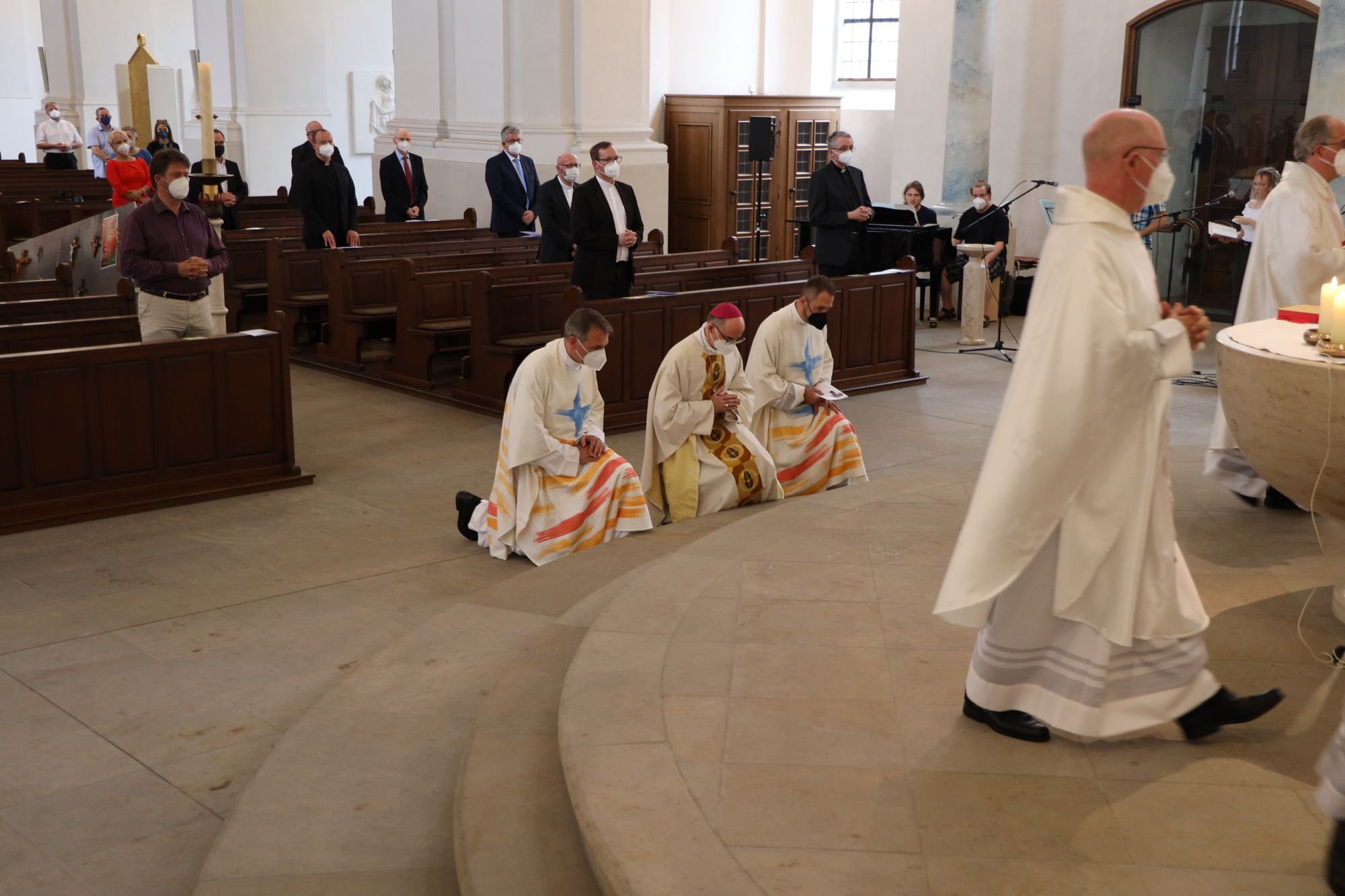 Bei einem feierlichen Gottesdienst in der Seminarkirche Sankt Michael in Würzburg mit Bischof Dr. Franz Jung am Montagabend, 26. Juli, sind Regens Stefan Michelberger und Subregens Stefan Fleischmann verabschiedet und Regens Peter Göttke offiziell begrüßt worden. 