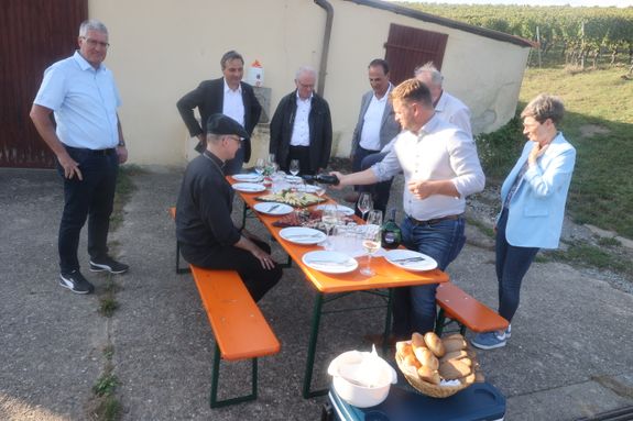 Bischof Dr. Franz Jung besuchte am Mittwoch, 18. September, Weinbau und Landwirtschaft der Stiftung Juliusspital.