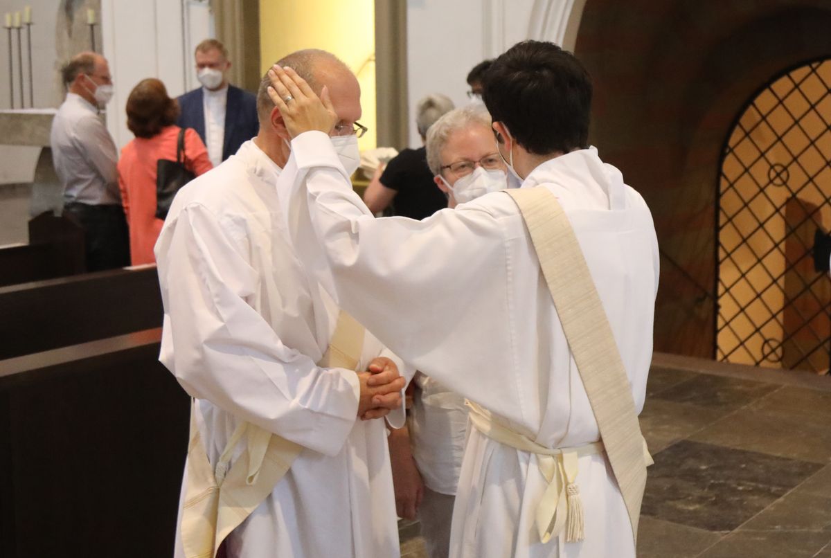 2621/0613 Gottesdienst für Ehejubilare Generalvikar Dr. Vorndran am Freitag, 25. Juni 2021_27689 Generalvikar Dr. Jürgen Vorndran feierte am Freitagabend, 25. Juni, einen Dankgottesdienst mit Ehepaaren, die seit 25 Jahren verheiratet sind. Anschließend spendeten der Generalvikar sowie weitere Priester und Diakone den Jubilaren mit Abstand den Segen.