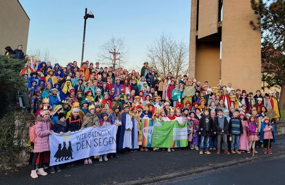 Rund 300 Personen nahmen am Sternsinger-Dankeschönfest in Marktheidenfeld teil. Rund 300 Personen nahmen am Sternsinger-Dankeschönfest in Marktheidenfeld teil.