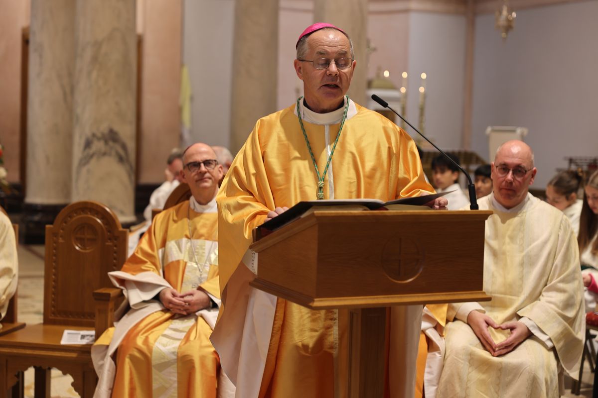 Bischof Dr. Franz Jung feierte am Sonntag, 6. Oktober, einen Gottesdienst zum Abschluss der Irlandwallfahrt mit den Reliquien der Frankenapostel in der Kathedrale von Cavan. Im Anschluss wurde der Schrein mit den Häuptern der Märtyrer für den Rücktransport nach Würzburg sicher verpackt.