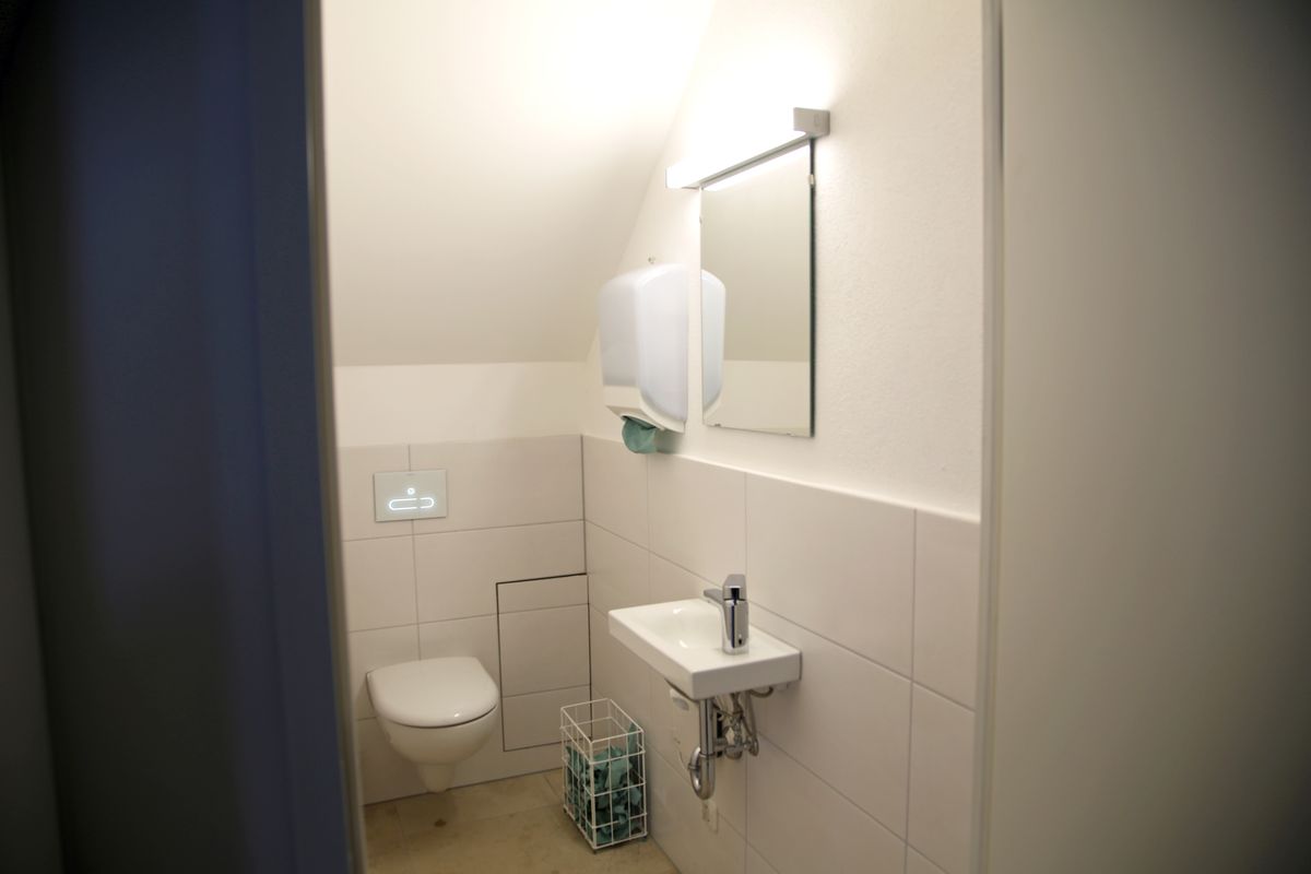 Ein ehemaliger Abstellraum wurde zu einer barrierefreien Toilette umgebaut. Ein ehemaliger Abstellraum wurde zu einer barrierefreien Toilette umgebaut.